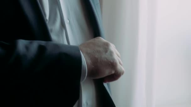 Ein Mann Blauem Anzug Und Weißem Hemd Richtet Seine Manschetten — Stockvideo