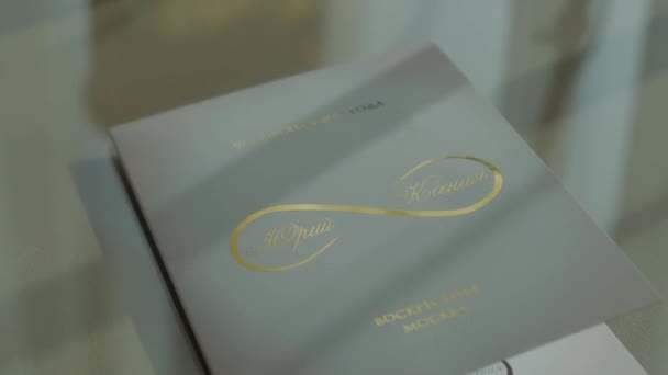 Anneaux Mariage Près Des Enveloppes Invitation Des Boîtes Parfum — Video