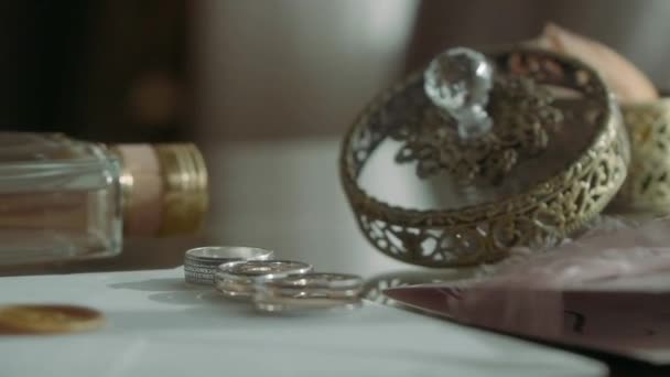 Evlilik Yüzükleri Davetiye Zarflarının Yanında Parfüm Kutuları — Stok video