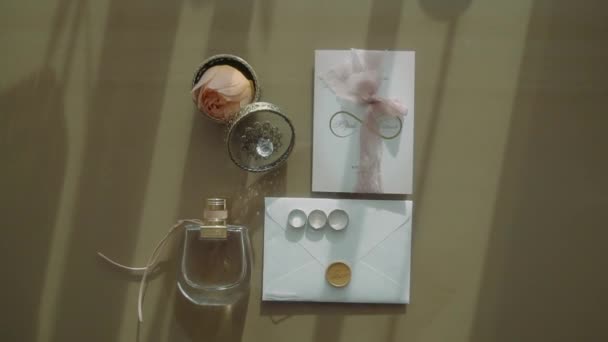 Anillos Boda Cerca Sobres Invitación Cajas Perfume — Vídeo de stock