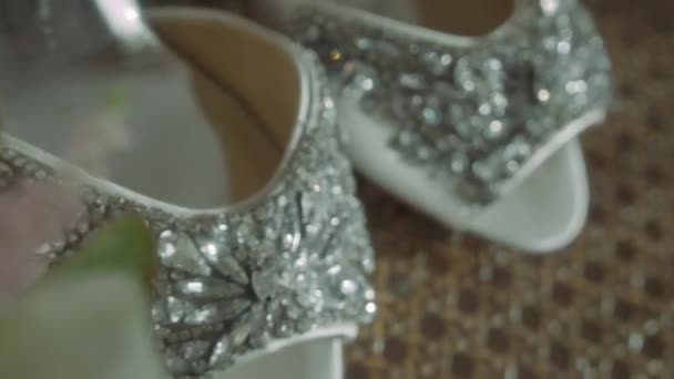 Sapatos Brancos Femininos Com Strass Frente — Vídeo de Stock