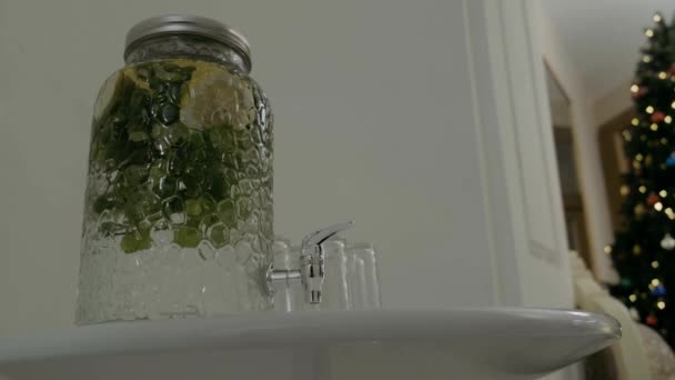 Enorme Frasco Vidro Com Uma Torneira Que Limonada Está Mesa — Vídeo de Stock