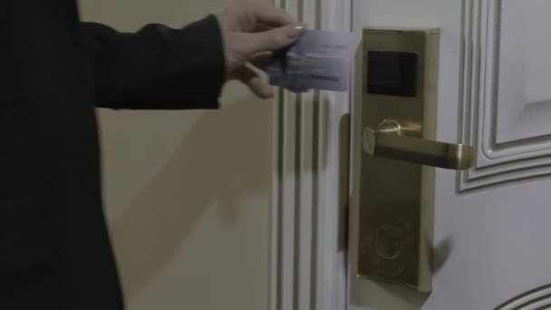 Женщина Карточкой Открывает Дверь Отель Вставляет Включить — стоковое видео