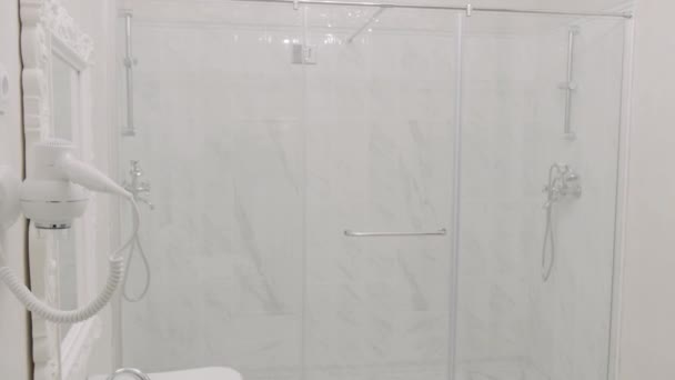 淋浴间的景色是浅白的 银白色淋浴 — 图库视频影像