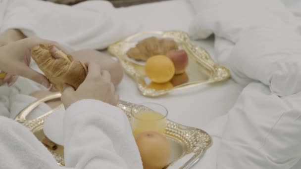 Reggeli Két Tálca Narancslével Egy Pohár Croissant Ban Szalonnával Csel — Stock videók