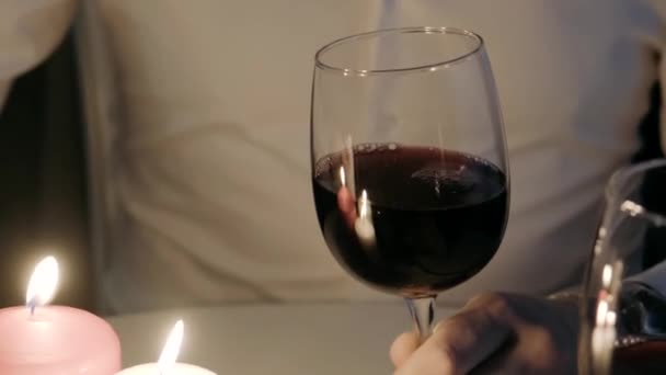 Homem Derrama Vinho Tinto Uma Garrafa Copo Velas Estão Queimando — Vídeo de Stock