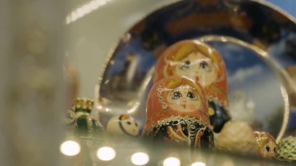 Orosz Játékok Matryoshka Állni Egy Polcon Különböző Méretű Színű — Stock videók