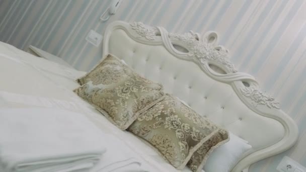 Yastıklı Güzel Bej Bir Yatak Beyaz Bir Yatak Örtüsü — Stok video