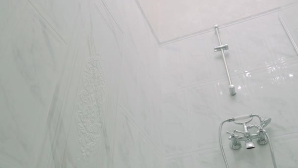 Açık Beyaz Duş Manzarası Gümüş Krom Duş — Stok video