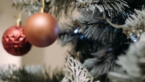 Árvore Natal Árvore Natal Decorada Com Brinquedos Diferentes Entrada Saída — Vídeo de Stock