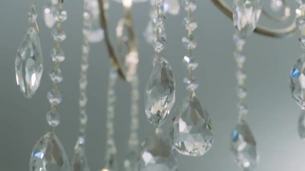 天井に吊るされたクリスタル製シャンデリア — ストック動画