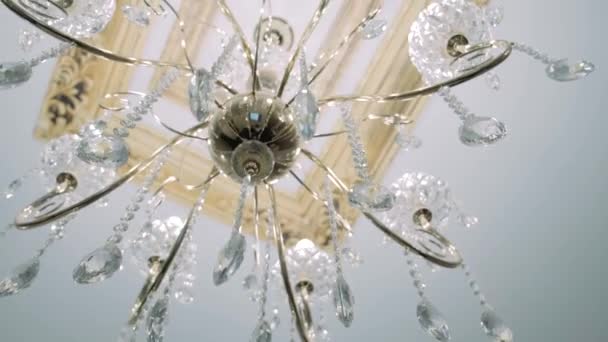 吊在天花板上的水晶吊灯 — 图库视频影像