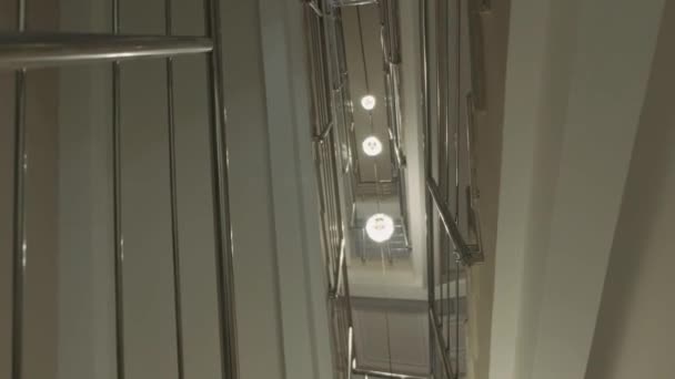 Вид Лестницу Снизу Вверх Многих Этажах Серебряными Железными Перилами — стоковое видео