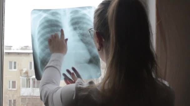 医生见诊断分析肺X光中心 病人肺部的肺炎影像 — 图库视频影像