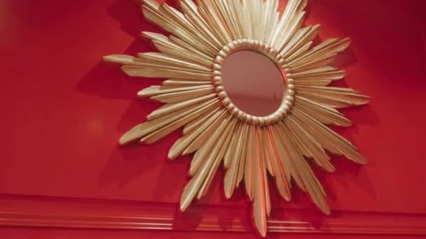 赤い背景の金の星の形をした鏡 — ストック動画