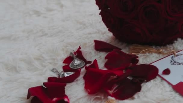 Sul Letto Trova Mazzo Rose Rosse Biglietti Auguri San Valentino — Video Stock