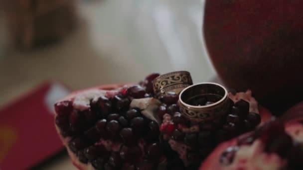 Fruta Granada Junto Los Anillos Boda Marco Inusual — Vídeo de stock