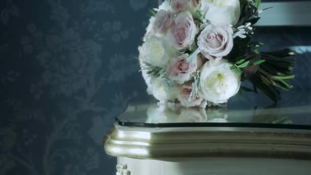 在一张黑色的桌子上有一张画 上面有粉红色的小花 — 图库视频影像