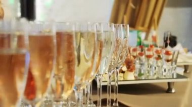 Garson bardağa şampanya doldurur.