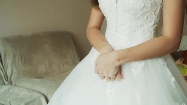 Hermosa Novia Admirando Vestido Novia Preparándose Para Celebración Hermosa Novia — Vídeos de Stock