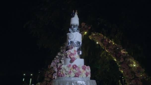 多层蛋糕 顶部有新娘和新郎 饰有闪闪发光的水晶装饰 — 图库视频影像