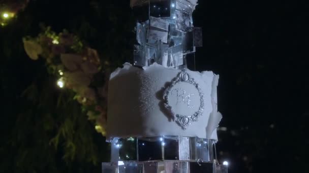 上に花嫁と新郎との多層ケーキ クリスタルの装飾が施されています — ストック動画
