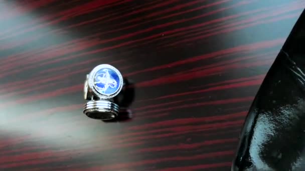 Beyaz Arkaplanda Erkek Kol Düğmeleri — Stok video