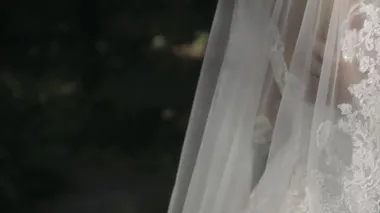  Bir peçenin altında elleri belinde bir kadın okşar.