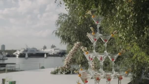 Bicchieri Martini Mostra Una Piramide Piedi Tavolo Sullo Sfondo Porto — Video Stock