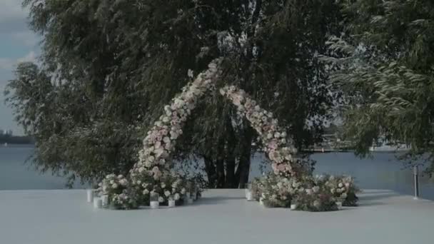 Arco Registrazione Uno Sfondo Legno Verde Nei Colori Sotto Forma — Video Stock