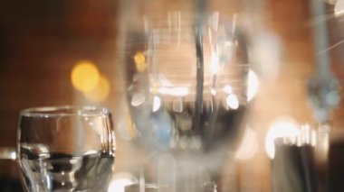 Cam masanın üzerinde, ışıkların parıltısında.