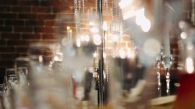 Cam masanın üzerinde, ışıkların parıltısında.