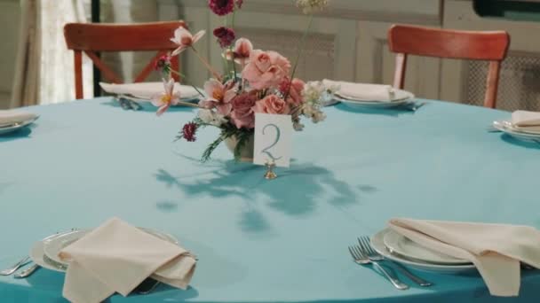 Winterdekor Eines Hochzeitsbankettsaals Mit Blauen Tischdecken Und Schönen Zartrosa Blumen — Stockvideo