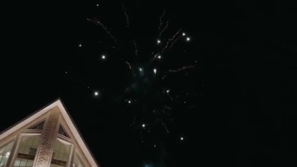 Fuochi Artificio Vicino Alla Casa Con Affilato Tetto Triangolare Notte — Video Stock