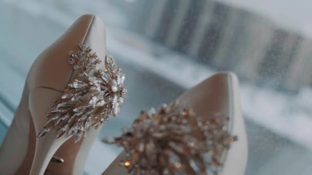 support de chaussures beige avec une belle décoration sur le support arrière sur la fenêtre 