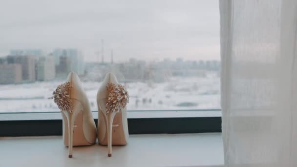 Pantofi Bej Stand Decor Frumos Standul Din Spate Fereastră — Videoclip de stoc