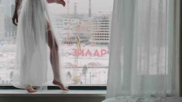 Jambes Féminines Près Fenêtre Par Une Journée Hiver Nuageuse — Video