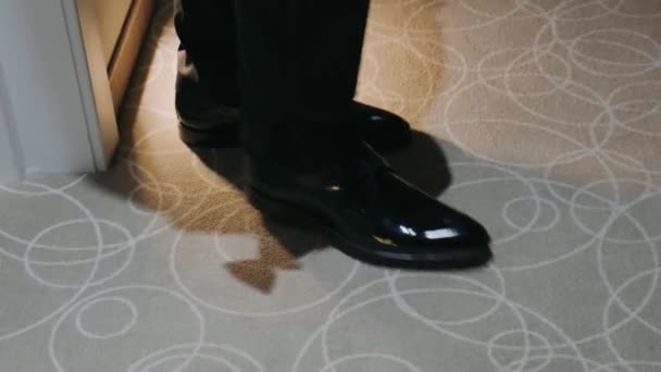 Piernas Masculinas Zapatos Charol Negro Cerca — Vídeos de Stock