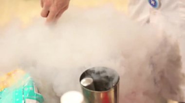 Kadın elleri tavada sıvı nitrojenle madde karıştırır