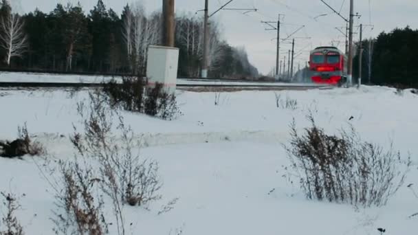 トラクターは冬に雪をきれいにする オレンジトラクターはバケツで動作します — ストック動画
