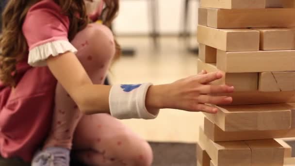 Mała Dziewczynka Wyciąga Cegłę Wyłożonej Cegły Gry Ostrożność Dzieci Gry — Wideo stockowe