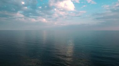 Kayalık şeffaf dibi ile deniz kıyısında cehennem uçuyor.