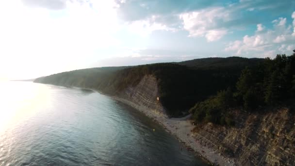 Świerkowe Wierzchołki Drzew Odsłaniają Stromą Skalną Twarz Pokrytą Lasem Iglastym — Wideo stockowe