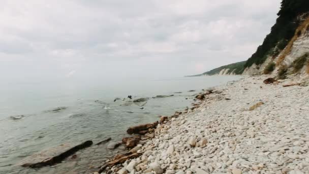 Zblízka Odpoledne Moře Vlny Šplouchající Kameny — Stock video
