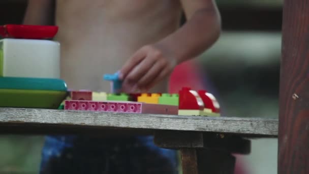 Χέρια Ενός Μικρού Αγοριού Συλλέγουν Διαφορετικά Χρώματα — Αρχείο Βίντεο