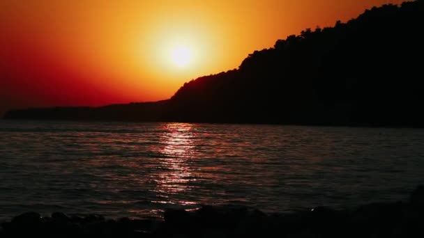 Червоне Сонце Заходить Над Морем Сонце Торкається Горизонту Червоне Небо — стокове відео