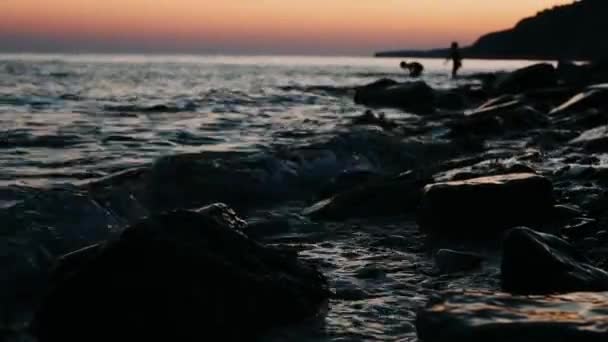 Κόκκινο Ηλιοβασίλεμα Πάνω Από Θάλασσα Ήλιος Αγγίζει Τον Ορίζοντα Κόκκινος — Αρχείο Βίντεο