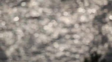 Gece karanlık sakin deniz ve gökyüzü. Güzel deniz arka plan, havadan görünüm.