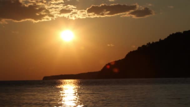 Червоне Сонце Заходить Над Морем Сонце Торкається Горизонту Червоне Небо — стокове відео