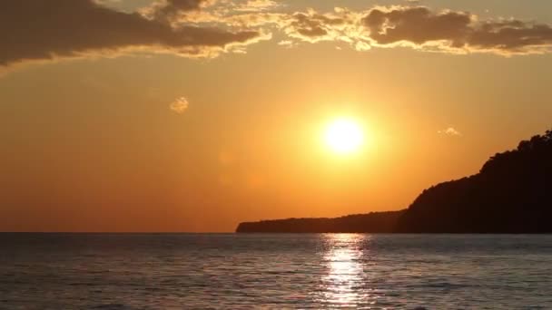Pôr Sol Vermelho Sobre Mar Sol Toca Horizonte Céu Vermelho — Vídeo de Stock